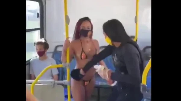Mulher realiza bronzeamento artificial em ônibus como forma de protesto