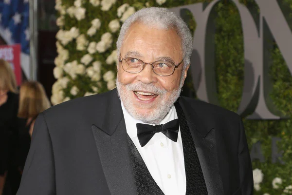foto de James Earl Jones , homem negro de terno e gravata borboleta - metrópoles