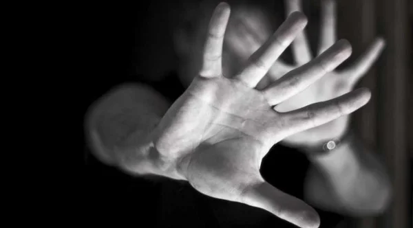 Jovem de 22 anos diz ser estuprada pelo pai e irmãos desde a infância