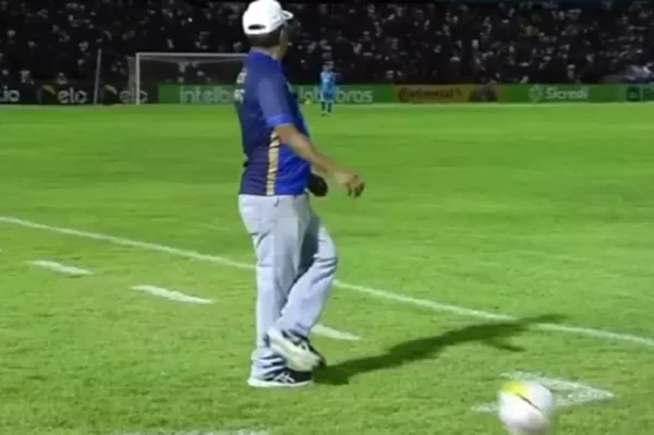 Treinador do Altos faz graça durante partida