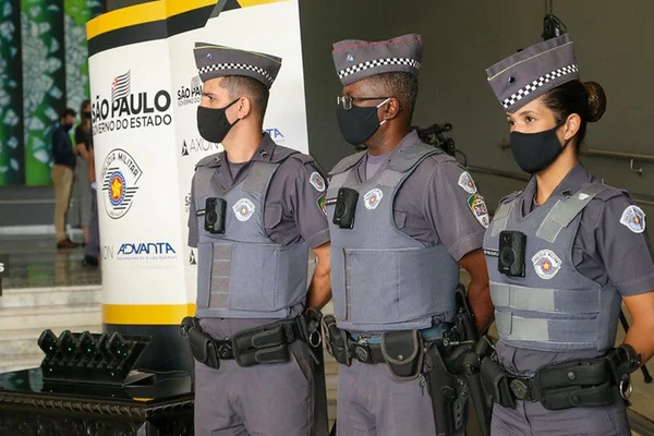 Governo Lula Foto colorida de policiais militares com câmeras corporais - Metrópoles