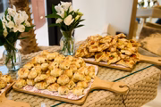 Mesa de salgados e frios para as convidadas