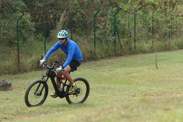 Rosso faz campanha de bike e diz que o DF vive “calamidade pública”