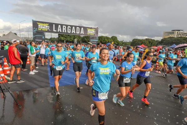 Imagem de pessoas correndo na Corrida de Reis