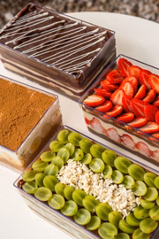 trabalha com os sabores Frutas Vermelhas (vegano), Chocolate, Pistache, Torta de Limão, Coco, Cheesecake e Ferrero/Gianduia