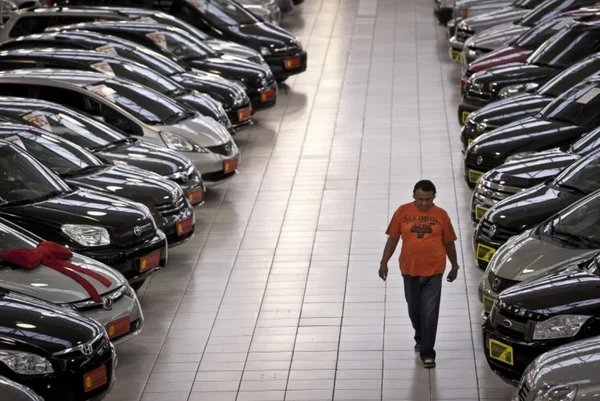 Venda de carros usados no DF cresce 32,2% e volta aos padrões de 2014