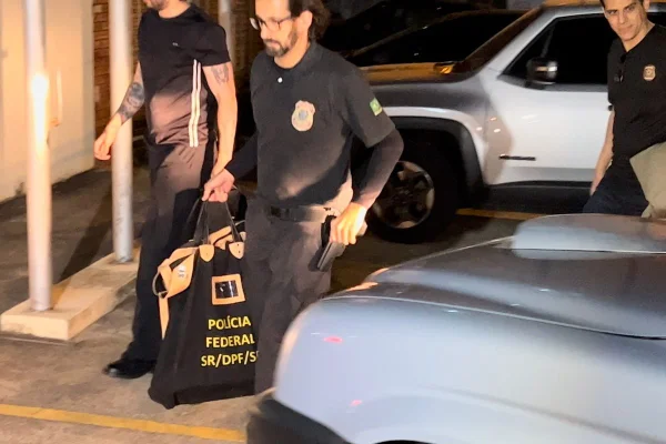 Foto colorida mostra agentes da PF durante operação - Metrópoles