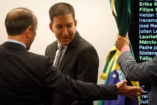 “Aqui vou ficar”, diz Greenwald sobre pedidos para ele deixar o país