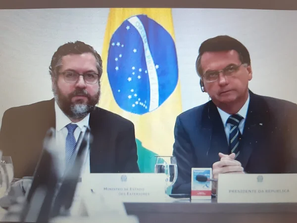 Bolsonaro ao lado de Ernesto Araújo exibe medicação ineficaz para a Covid em live