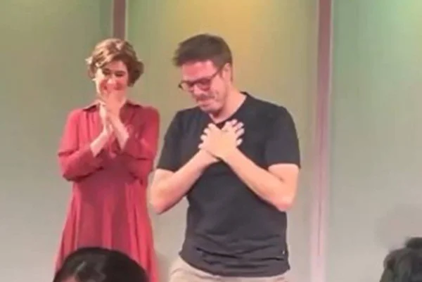 Porchat chora ao homenagear Paulo Gustavo em peça teatral