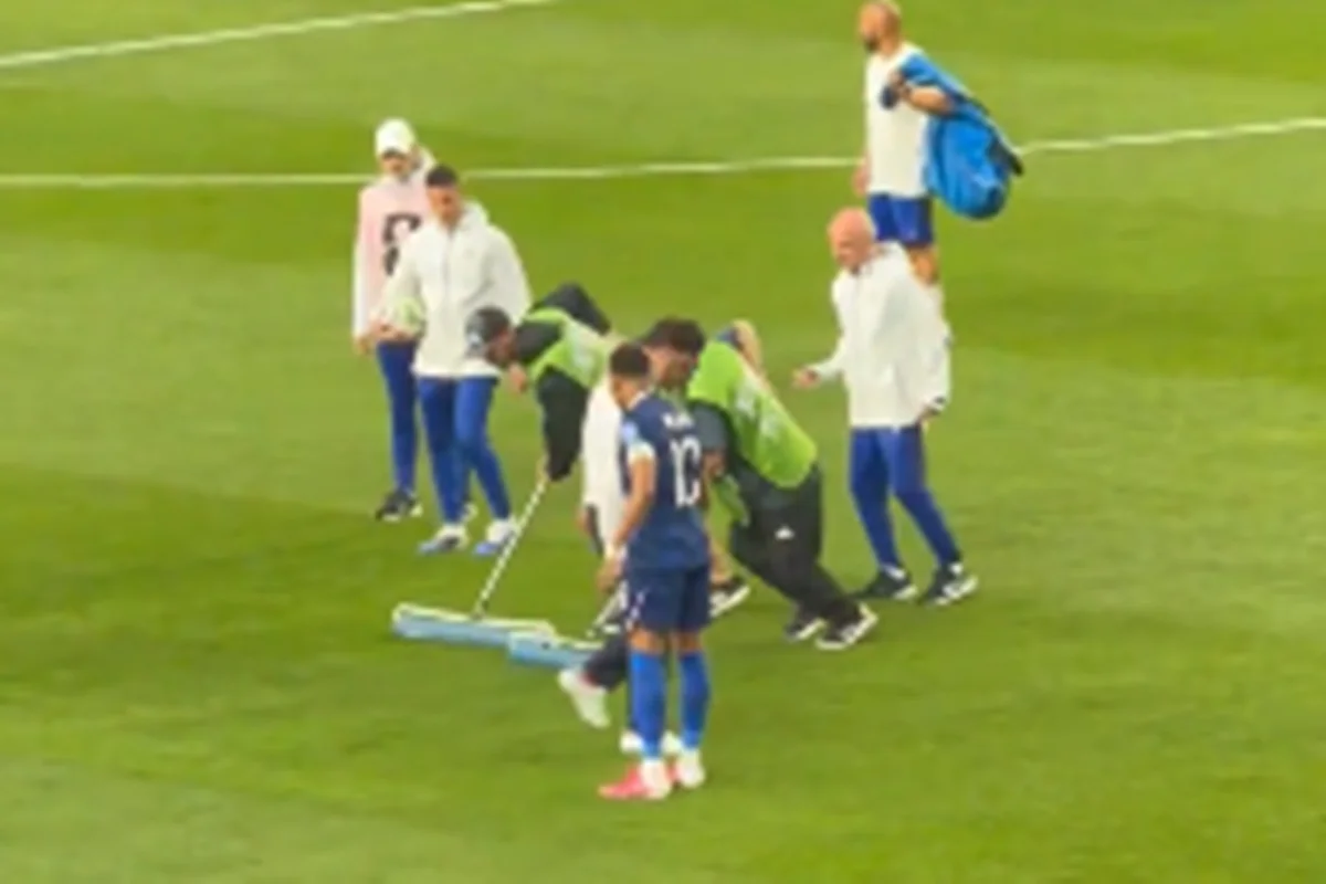 Mbappé ajuda funcionários a tirar água do gramado em partida da Copa do Mundo Mbappé ajuda funcionários a tirar água do gramado em partida da Copa do Mundo