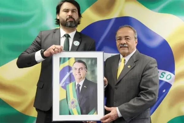 Senador do dinheiro nas nádegas emprega Léo Índio, sobrinho de Bolsonaro