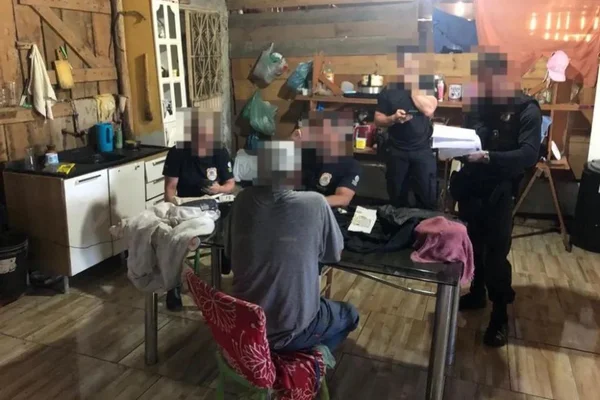 Trabalhador que dormia ao lado de chiqueiro e usava tornozeleira é resgatado no RS