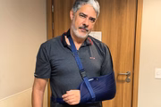 William Bonner revela que sofreu acidente e lesionou a mão e o cotovelo 