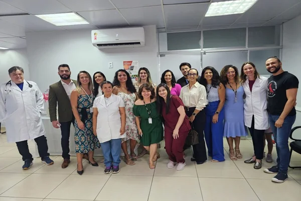 Imagem colorida mostra equipe do Cedhic