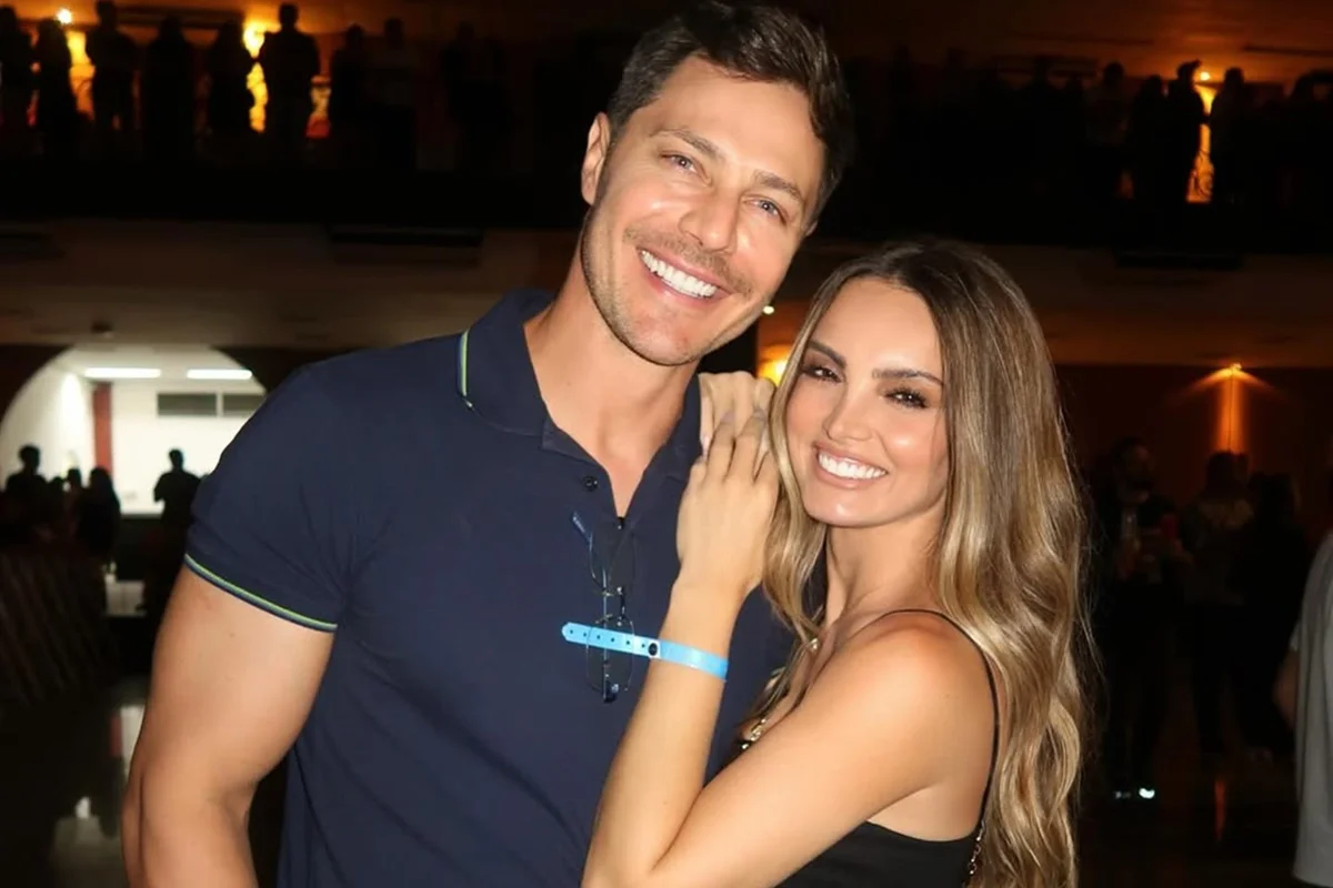André Bankoff e Carol Reali posam juntos e sorridentes André Bankoff e Carol Reali posam juntos e sorridentes
