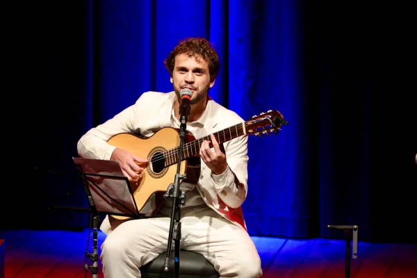 Cantor Theo Bial em apresentação no Teatro Sarah, na Rede Sarah Kubitschek