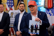 Donald Trump segurando foto que tirou em cúpula no Alasca com Putin Donald Trump segurando foto que tirou em cúpula no Alasca com Putin