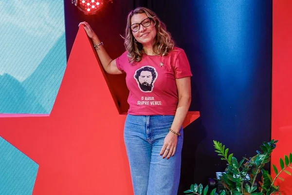 Noiva de Lula, Janja ganha espaço no entorno de Lula para a campanha