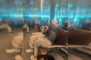 Criança dormindo no aeroporto Criança dormindo no aeroporto