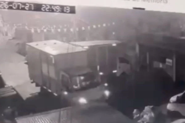 Imagens de câmeras de segurança mostram o momento em que homem pede socorro à esposa. Investigação aponta que ela encomendou o crime - Metrópoles