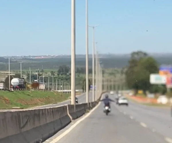 Motociclista é flagrado pilotando sem as mãos em rodovia federal no DF