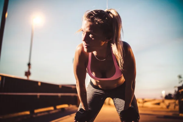 Foto de stock de Mulher exausta após treino de fitness na cidade