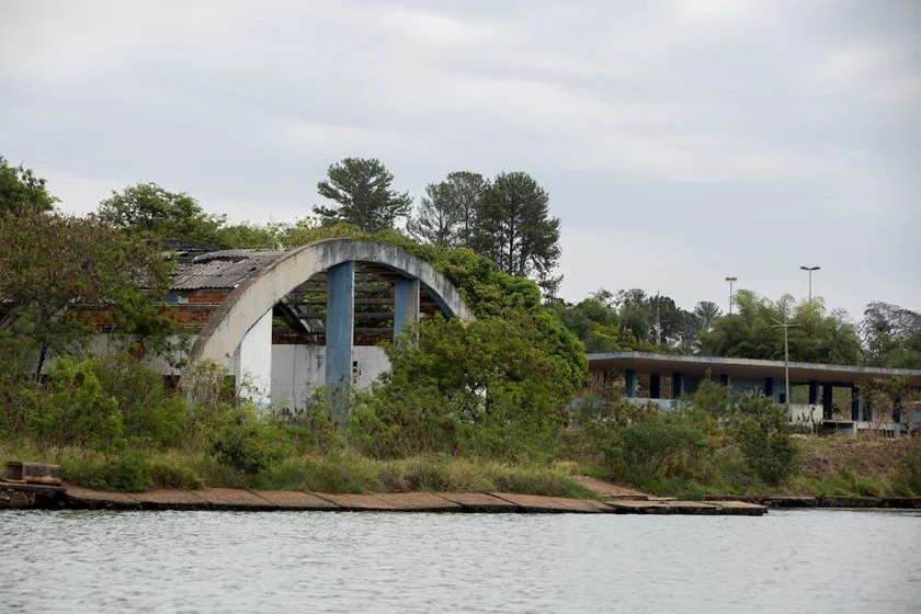 Área da Orla do Lago Norte próxima à UnB e em estado de abandono Área da Orla do Lago Norte próxima à UnB e em estado de abandono