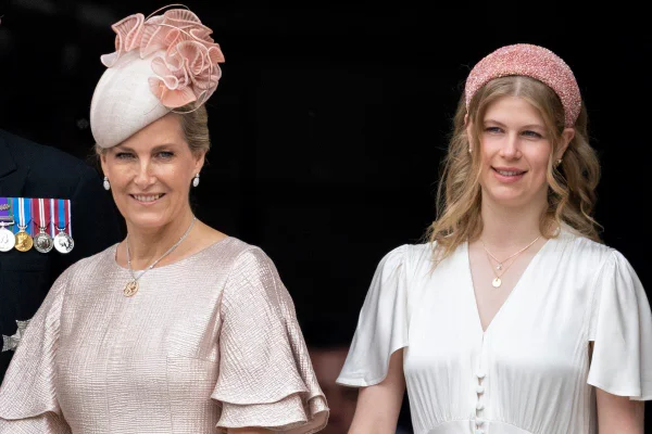 Foto colorida. Sophie Rhys-Jones e Lady Louise Windsor