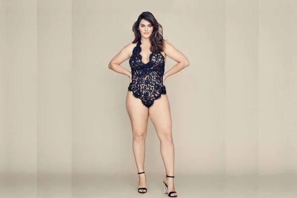 Modelo plus size estrela campanha de collab da Victoria’s Secret