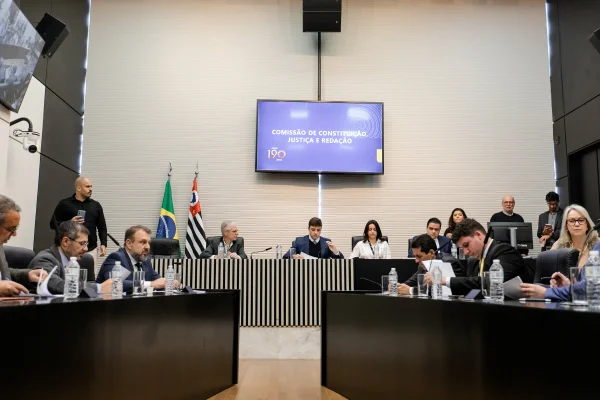 Imagem colorida da reunião da Comissão de Constituição, Justiça e Redação da Assembleia Legislativa do Estado de São Paulo. Metrópoles
