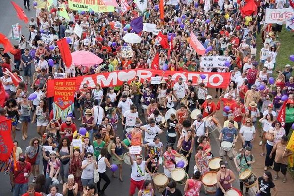 Mulheres marcham contra Bolsonaro no centro de Brasília