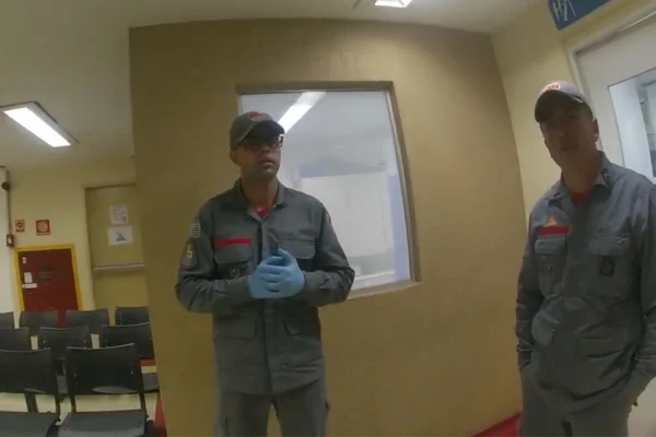 Imagem colorida mostra bombeiros conversando enquanto estudante de medicina era socorrido em hospital. Metrópoles