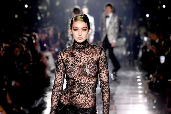 Perto do Oscar, Tom Ford apresenta coleção sensual em Los Angeles
