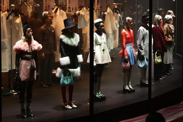 modelos em desfile da Gucci