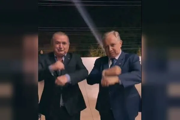 Print de dois homens de terno dançando