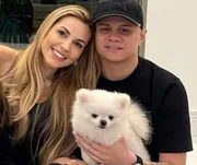 Deolane Bezerra e Giliard Santos posam com o cachorrinho da família