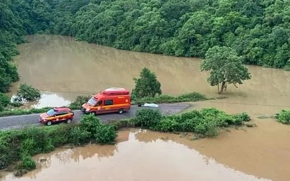 foto colorida de ambulancia em enchente no rio grande do sul - Metrópoles
