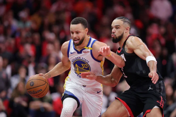 Stephen Curry #30 do Golden State Warriors tenta drible contra Dillon Brooks #9 do Houston Rockets