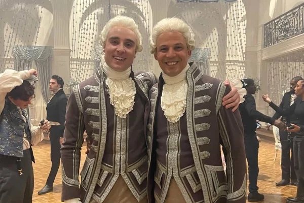 Péricles Rosa e Oli Higginson nos bastidores de Bridgerton - Metrópoles