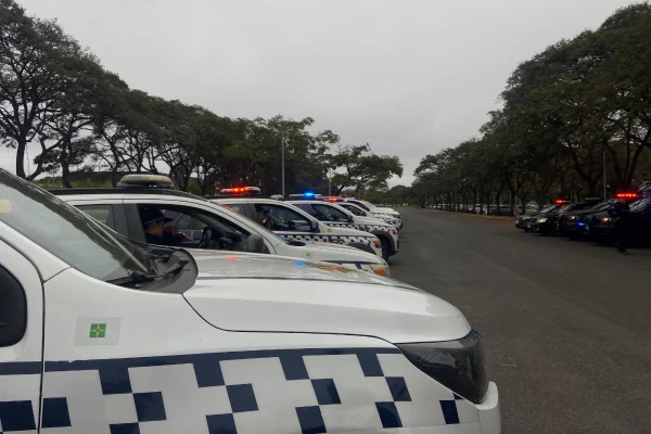 Foto colorida de viaturas policiais