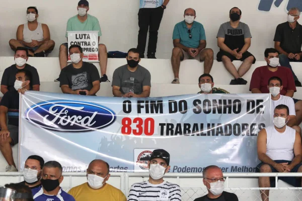 Assembleia de trabalhadores da Ford, organizada pelo Sindicato dos Metalúrgicos de Taubaté e Região, que acontece na câmara Municipal da cidade, nesta quarta-feira (13). Após anos de perdas, agravadas pelo cenário de pandemia, a Ford anunciou na última segunda-feira (11) o fechamento de suas fábricas no Brasil, mais precisamente as operações nas plantas de Camaçari (BA), Taubaté (SP) e da Troller (em Horizonte, CE) ainda em 2021.