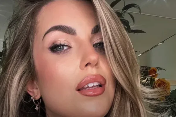 Mulher loira maquiada