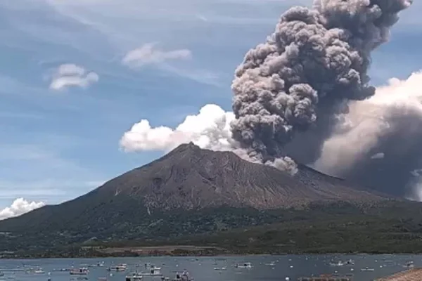 Foto colorida do vulcão Sakurajima no Japão - Metrópoles