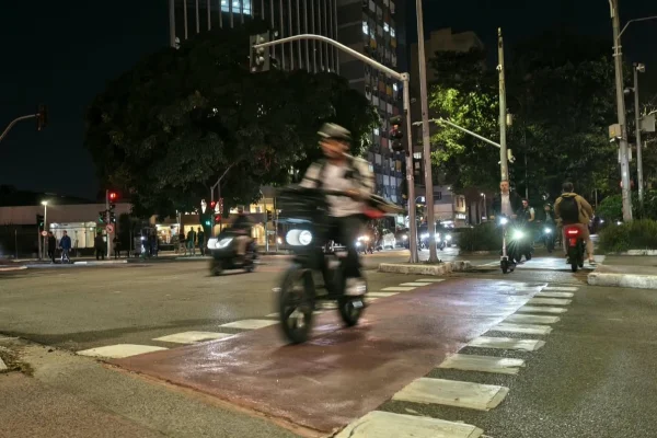 Imagem mostra autopropelido em ciclovia da Faria Lima - Metrópoles