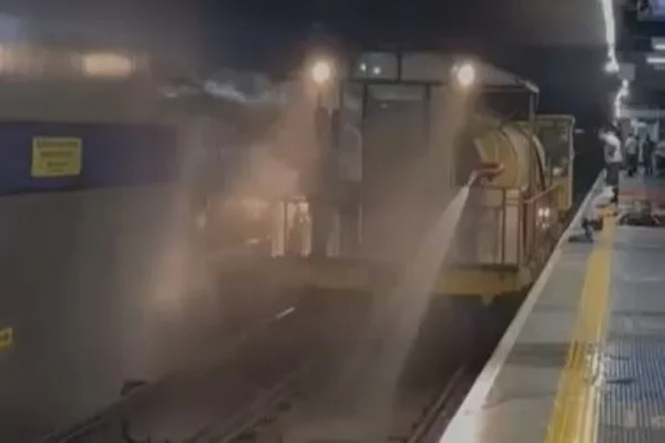 Imagem mostra limpeza de trilhos do metrô - Metrópoles