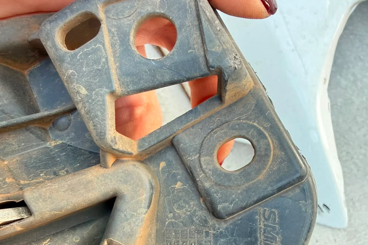 Pedaços do carro que caíram após a colisão Pedaços do carro que caíram após a colisão