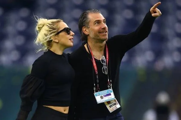 Lady Gaga está noiva de Christian Carino, diz revista