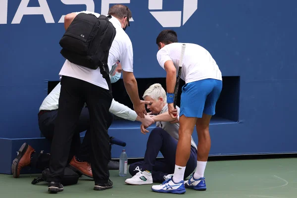 Juíza que levou bolada de Djokovic sofre com ameaça de morte e xingamentos
