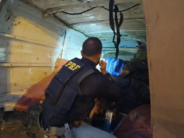 Falsa ambulância apreendida com cigarros contrabandeados
